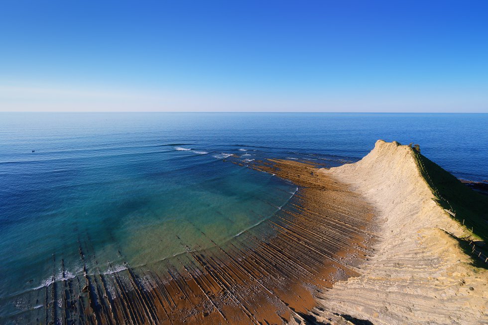 An hour's drive from San Sebastián, land and sea intertwine on the lovely Sakoneta beach, which shines with its greatest splendor at low tide. Erosion has carved continuous, vertical patterns into the cliff walls, known to geologists as flysch, and it makes the rocks especially scenic.
